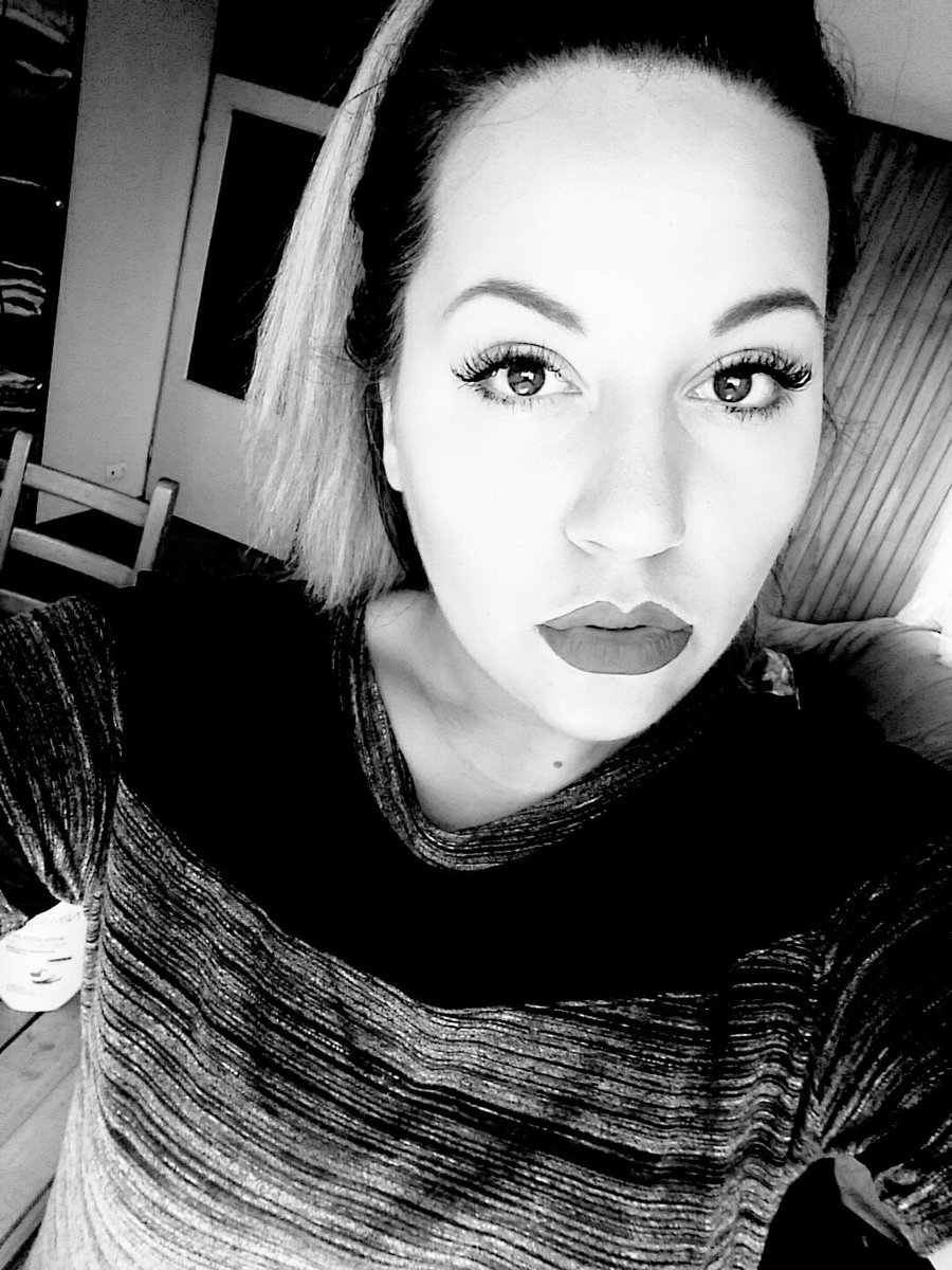 OlguW's tweet photo. #black #selfiethursday #selfie https://t.co/232jaM5fJr