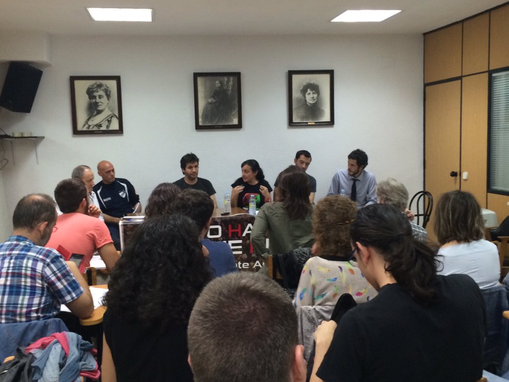 iDiarioES's tweet photo. Acto de #NHTQP debate sobre las elecciones del #26J con #CorrienteRoja #EnLucha #Izar #ClasecontraClase y Germinal https://t.co/GEQjCD115W