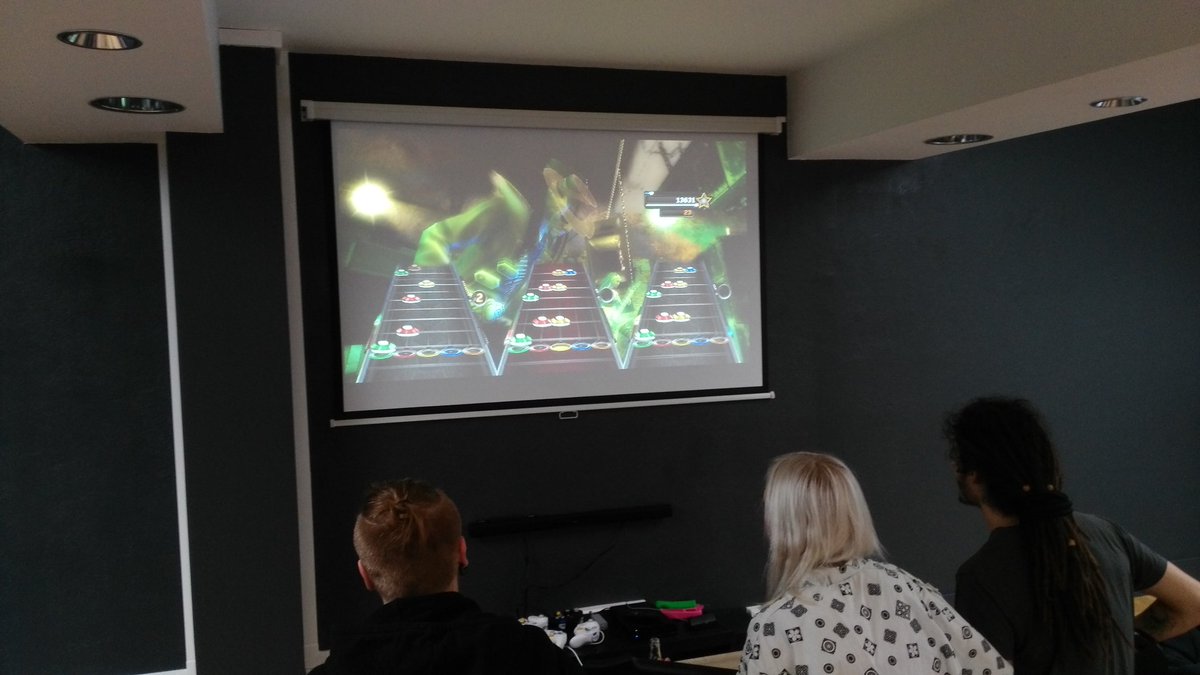 #GuitarHero est enfin arrivé à la Taverne ! 😎