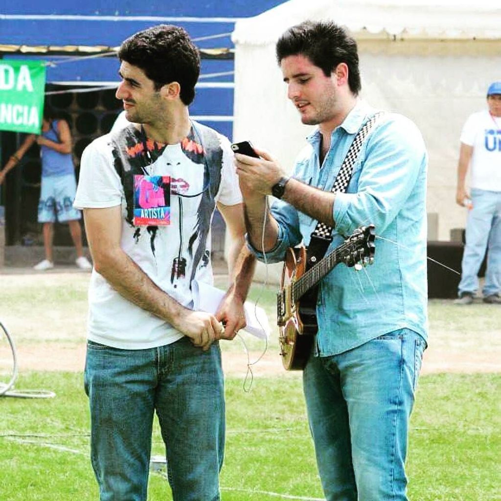 chapugarza's tweet photo. #tbt cuando era manager de mi hermano @AdrianGzaA que cumplió años #hermanager #LosTrident #rockstar https://t.co/9fllU4qbNV