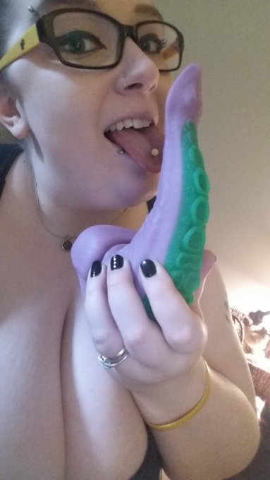 omg !! @bad_dragon thank you SO MUCH!!! I even did an unboxing video, THIS IS SO AMAZING!!! you guys<a class="tags" href="/tag/bad_dragon">@bad_dragon</a><a href="/tag/workit"class="tags"><span>#workit</span></a><a href="/tag/megacleavage"class="tags"><span>#megacleavage</span></a>