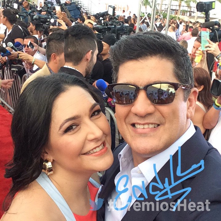HTVMusica's tweet photo. #Selfie desde la #AlfombraRoja de los #PremiosHeat https://t.co/5uMv52pAuB