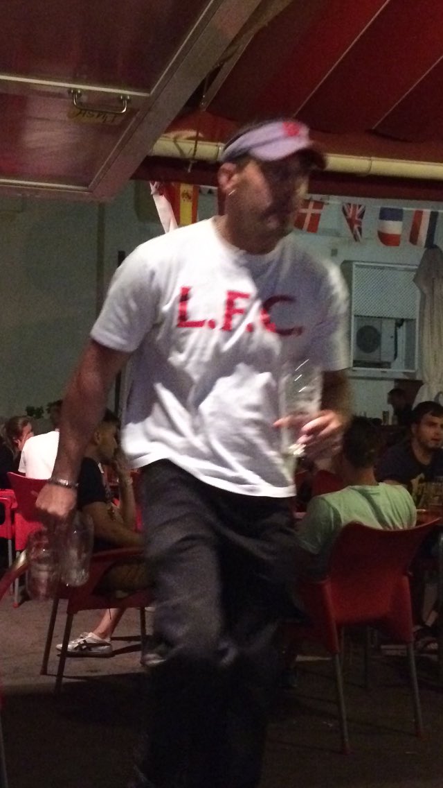 david_yatesy's tweet photo. #liverpoolfriedchicken it's the future @spain https://t.co/Q2UY6BKgUG