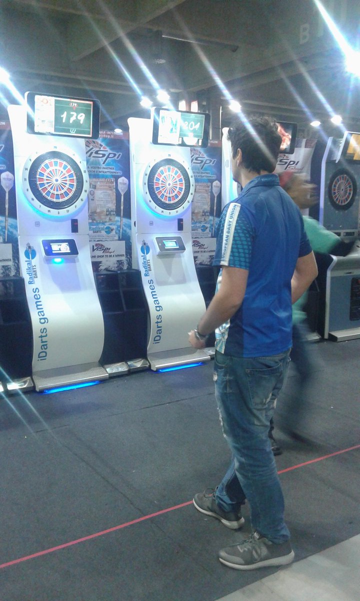 DevidChannel's tweet photo. #darts  #FinaliNazionali2015 #bolzano #vispi #radikal #radikalplayers #edu #pdc https://t.co/mfh7Yavgf2