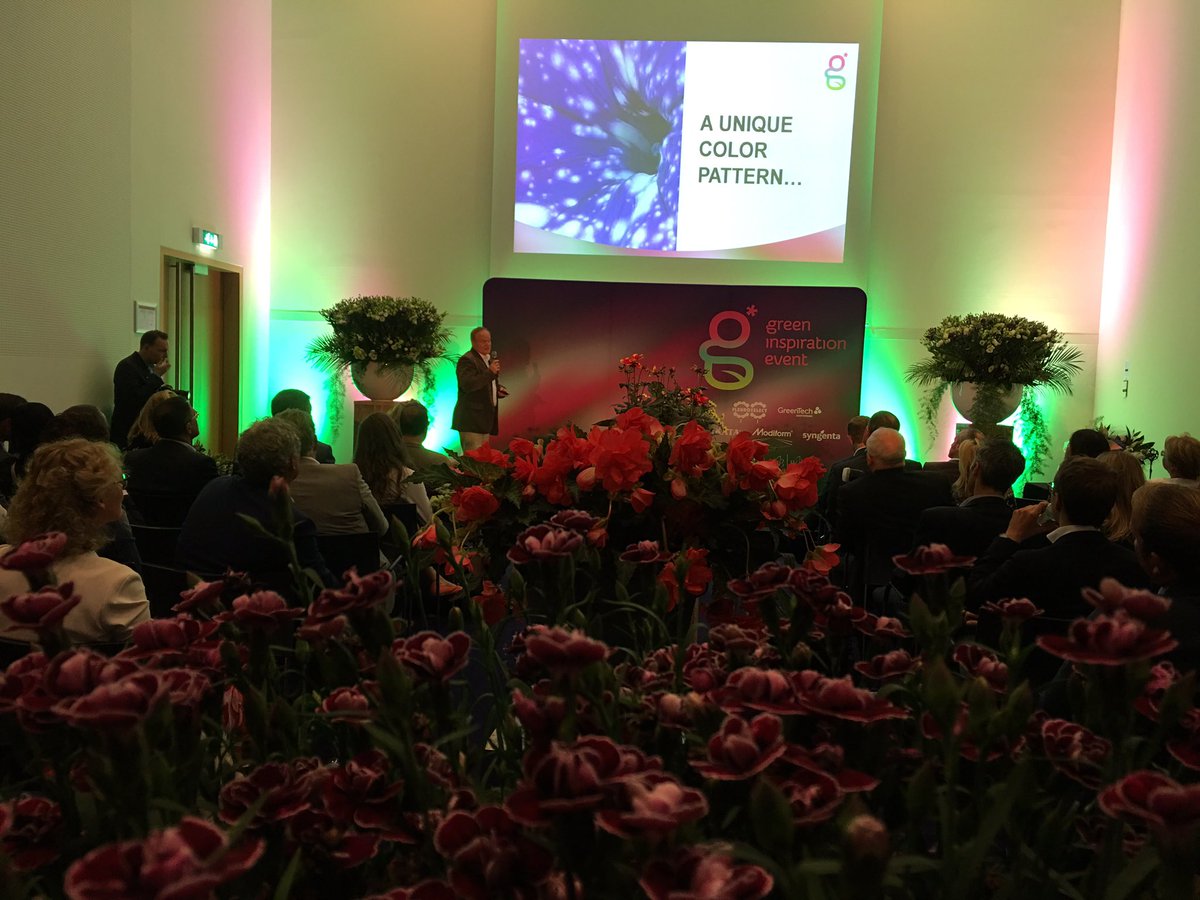 But first....Richard Petri from <a href="/SelectaNA/">alien</a> with Petunia #NightSky last years #FleuroStar winner <a href="/green_insp/">Green Inspiration</a>