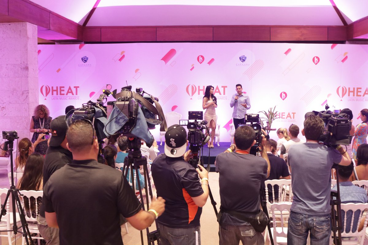 WarnerMediaPR's tweet photo. #PRPremiosHeat Toda la prensa cubriendo la conferencia de @cala y @jessicacediel, animadores de los #PremiosHeat https://t.co/KkfK9Y6u3u