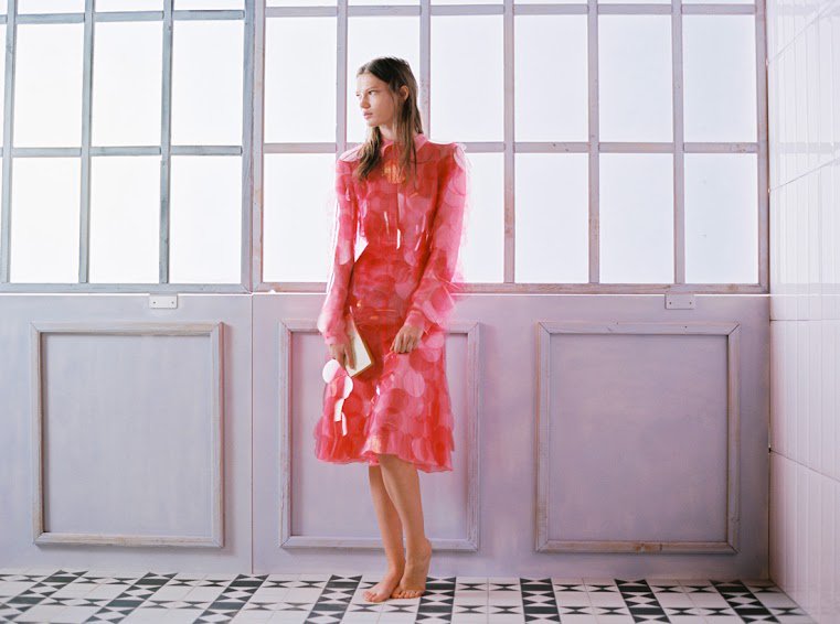 runway2street1's tweet photo. Start each day with your favourite dress and a smile 💕 Pretty in pink. #fashiontrends #luxurybrands #runway2street https://t.co/EOr5XnIgmK