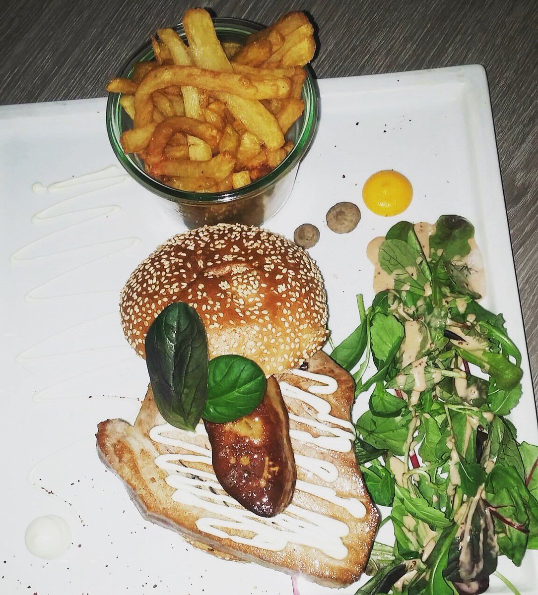 ChezPenda's tweet photo. Burger de thon, foie gras poêlé, sauce wasabi..😋 #chezpenda https://t.co/wnLOhkIFlB