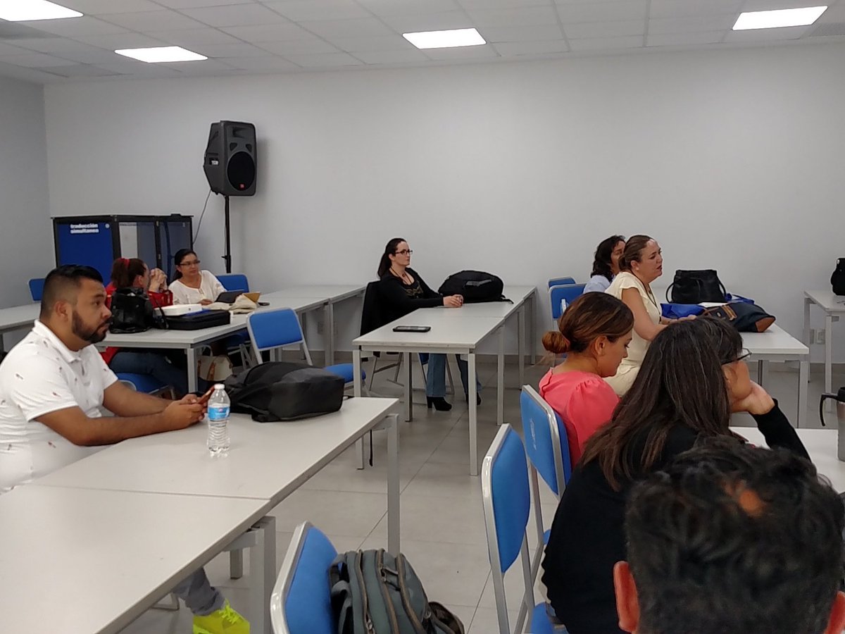 bellcobian's tweet photo. Celulares y tabletas permitidos en clase!! @AgoraUdG #udgagora, ask and offers https://t.co/YxM2Q134Ck