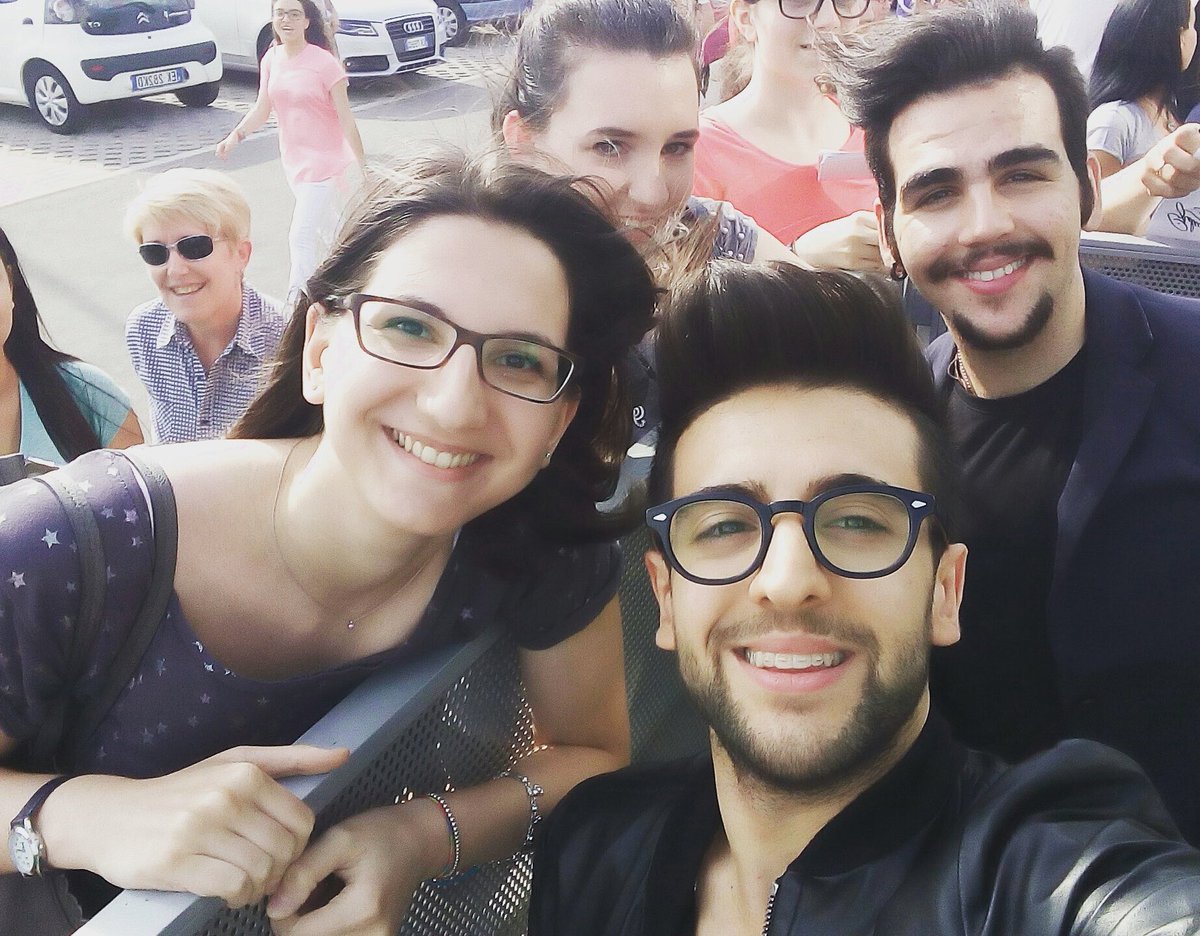 ilvolodiary's tweet photo. 2/I ragazzi oggi fuori agli studi di Radio Bruno con delle fan

By lunacarassini @heathsfreckles x.chiarabiagioni.x https://t.co/aJcaNXWknY