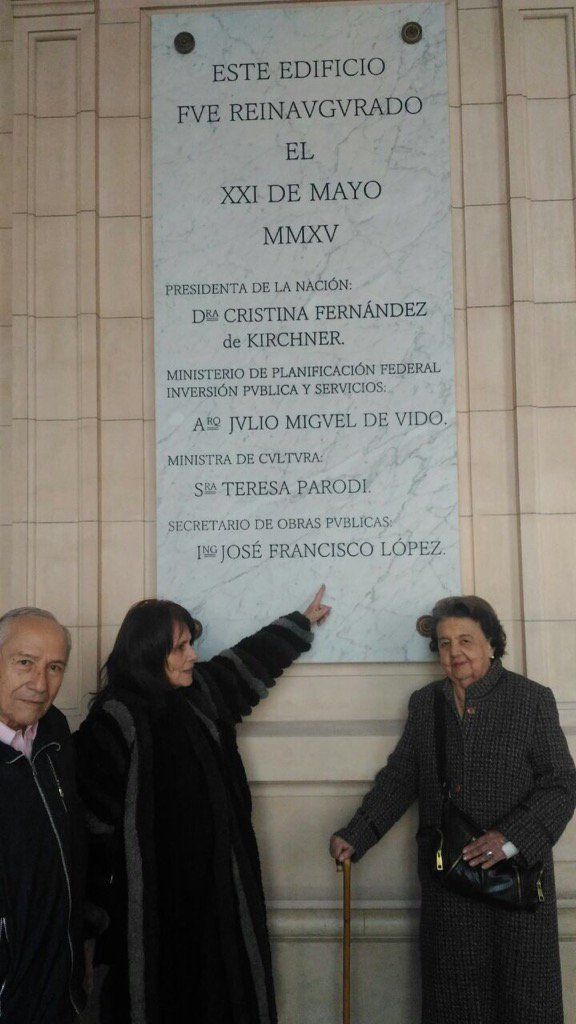 Winston_Dunhill's tweet photo. Y cuando le quites el nombre al Centro Cultural, acordate también de retirar la placa, gracias @herlombardi https://t.co/Hm4jlMA5wk