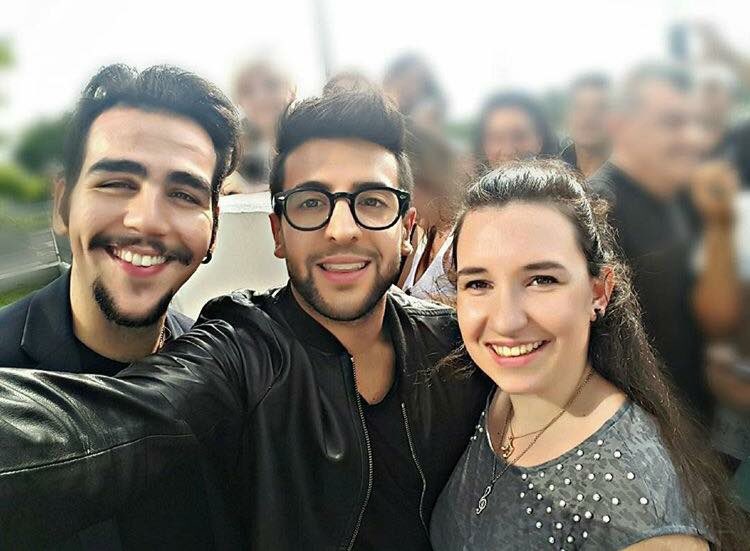 ilvolodiary's tweet photo. 1/I ragazzi oggi fuori agli studi di Radio Bruno con delle fan

By lunacarassini https://t.co/1pOnNI4NZS