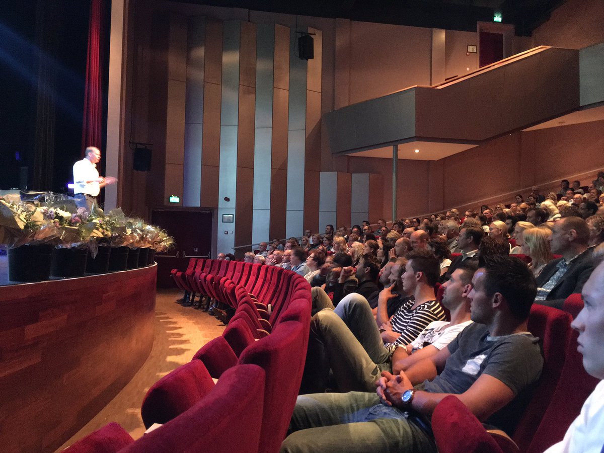 Barneveld hangt aan zijn lippen <a href="/EricvantZelfde/">Eric van 't Zelfde</a> <a href="/HugodeGroot/">Hugo de Grootschool</a> vertelt levensverhaal <a href="/BCSDVBarneveld/">Business Club SDVB</a> @SDV_Barneveld