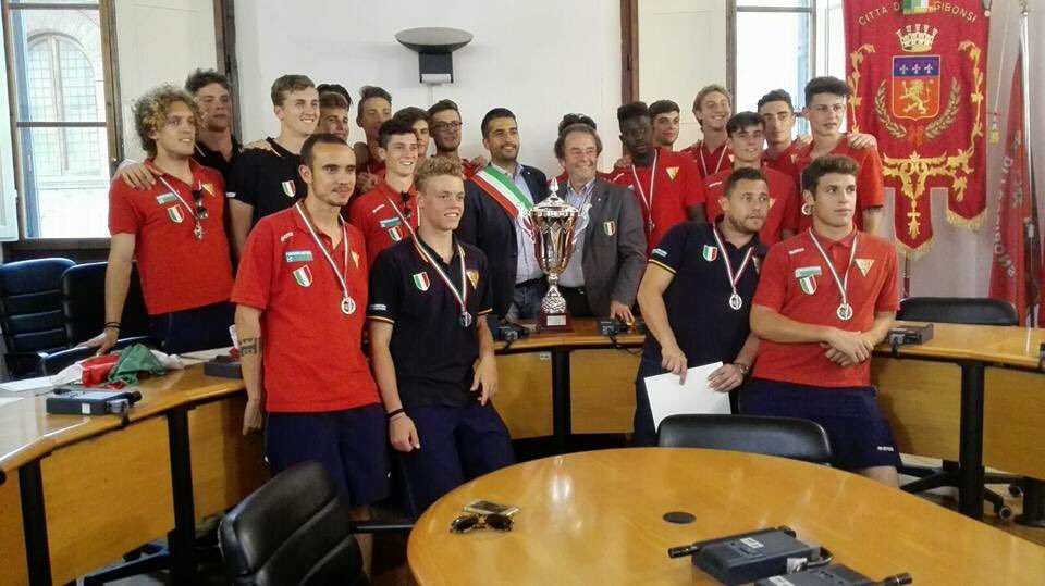 bussagli_david's tweet photo. La squadra campione d'Italia!
Li abbiamo ricevuti in comune e ringraziati! #Poggibonsi #JunioresNazionali https://t.co/d4GRJgzIrZ