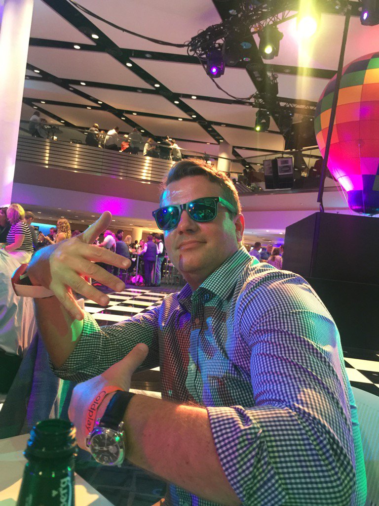 littlefella73's tweet photo. #clubwembley #hethinkhelookscool https://t.co/yv1tM1fX0j