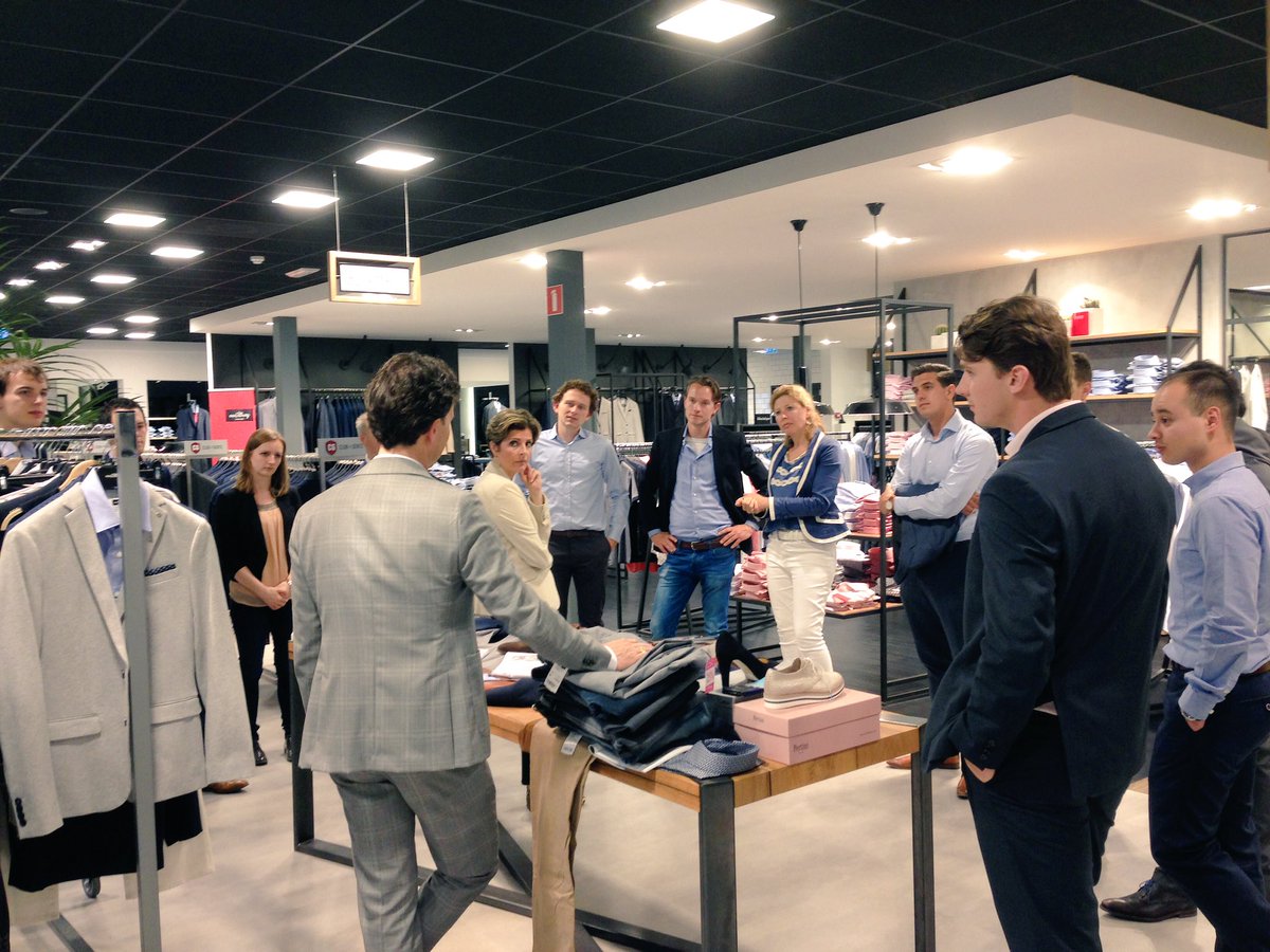 EstieRemmers's tweet photo. Inspirerende Personal Branding avond @VanTilburgMode prima match @Dimensys #traineeship https://t.co/pzUQeJOjFH
