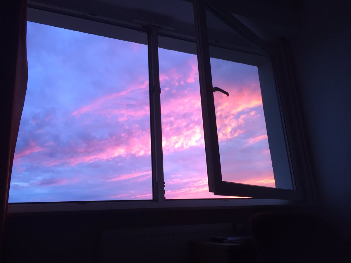 UnderskorCandy's tweet photo. 9:18 PM | Last night in Poland https://t.co/zm5hkgp0Mj