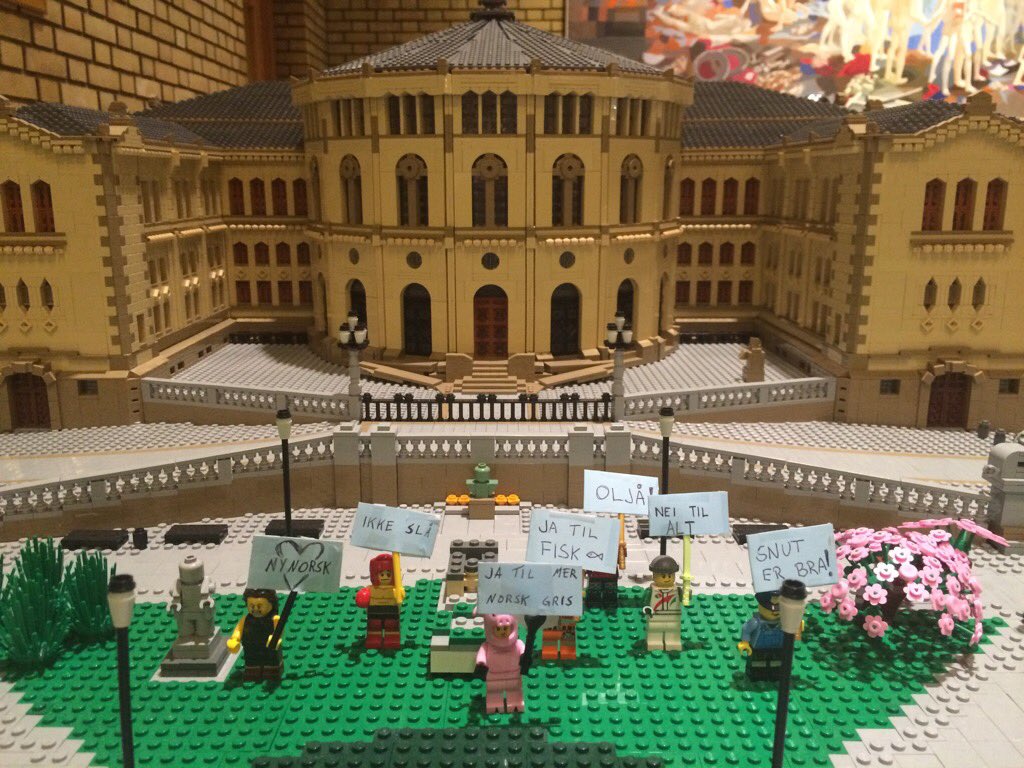 LEGO-demonstranter har tatt plass på plenen i dag. Vet hvem som står bak, men en gammel avismann røper ikke kilder..