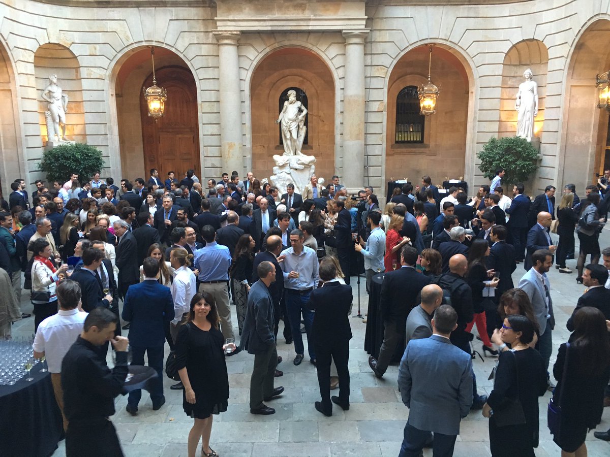 Luvives's tweet photo. Celebrant els 25 anys de IQS Economia. Feliç retrobant companys i professors.#celebramos25 @IQSbarcelona #sociqs https://t.co/QTCFbmrDbl