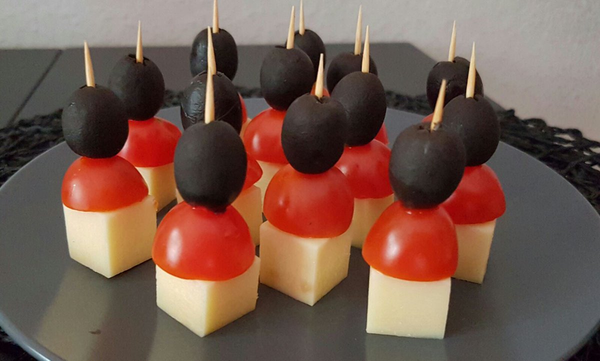 Extra für Sie. Greifen Sie zu. Je mehr Sie essen, desto sicherer wird der EM-Titel unser sein. ⚽🇩🇪✌️ #em2016