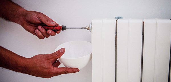 helpy_es's tweet photo. Trucos de fontanería : Cómo purgar un radiador, guía de la fontanería práctica---> https://t.co/7T9zYmHsdV https://t.co/1jnU5AFxev