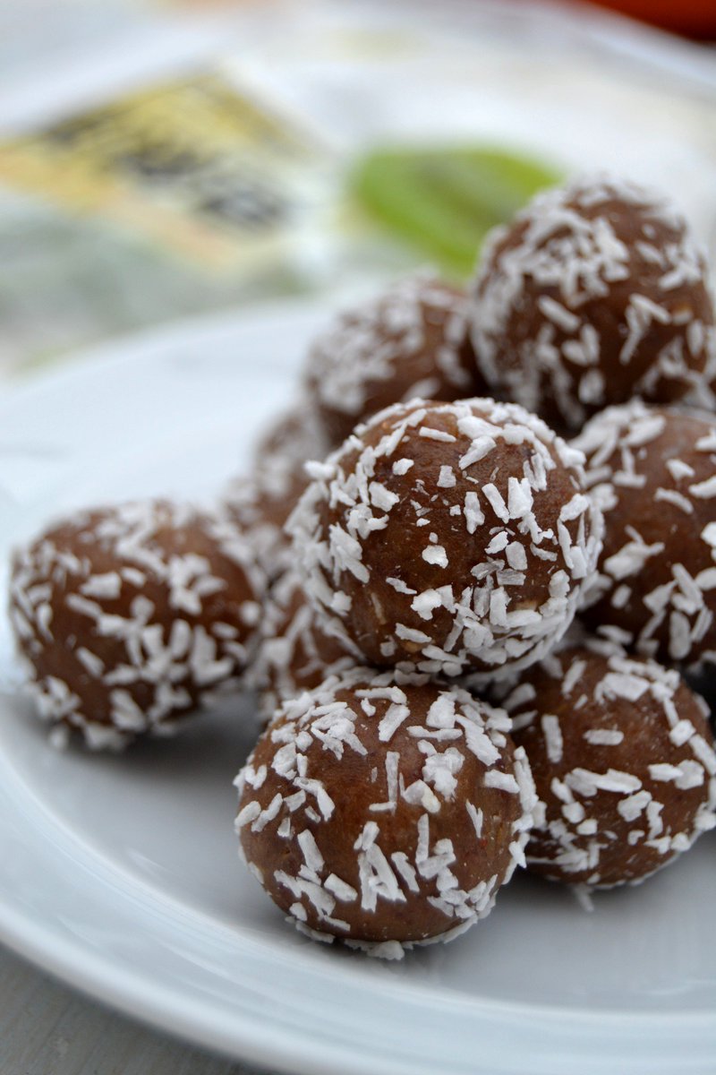 MrCakeyBoi's tweet photo. More #healthy #rawbaking with strawberry and kiwi #bliss balls - packed with energy https://t.co/fqY7xmrUcg https://t.co/qgQKGqTCtM