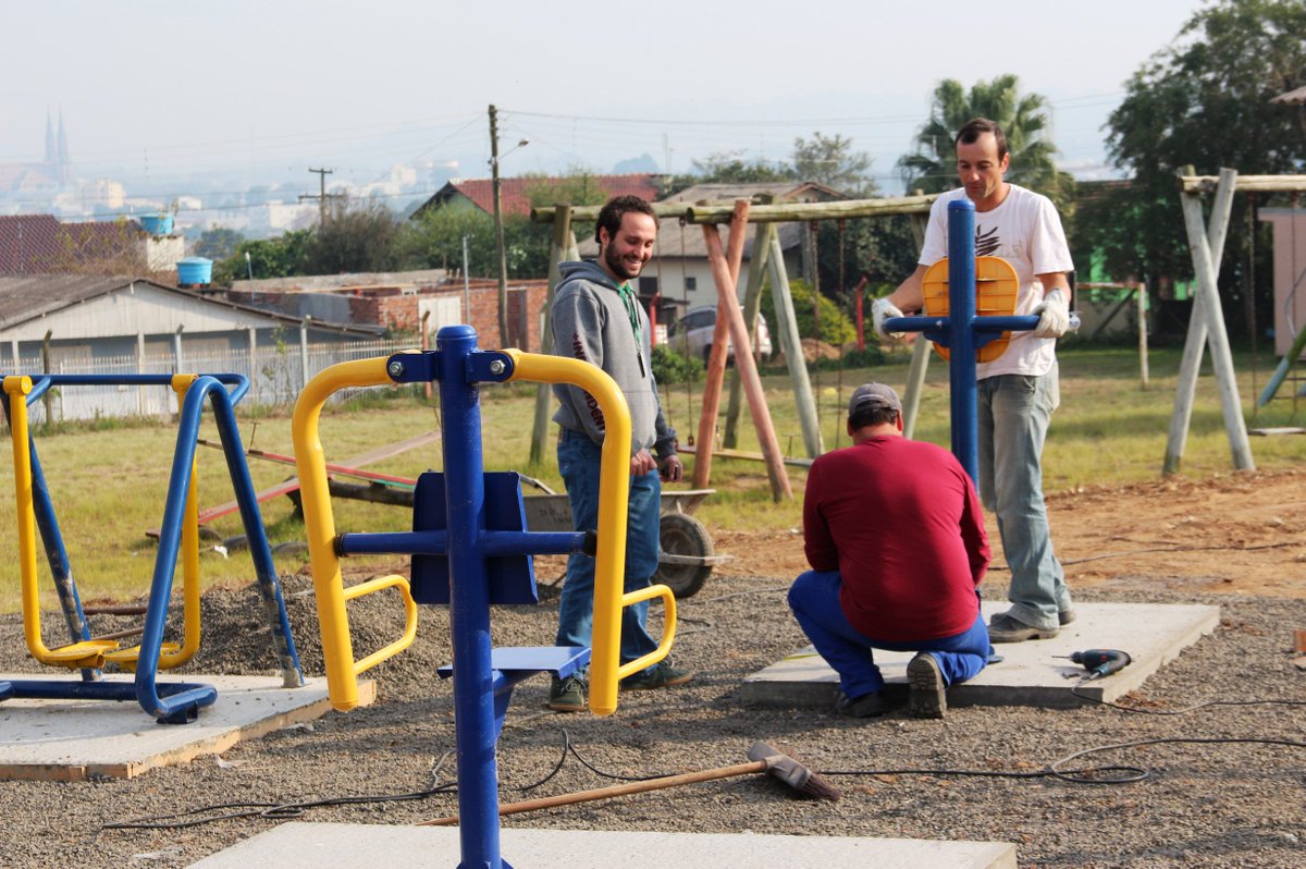 PMVAoficial's tweet photo. Servidores finalizando Academia ar livre no bairro Coronel Brito. Espaço será inaugurado neste sábado, 18, às 10h30. https://t.co/F7qOaWHPCC