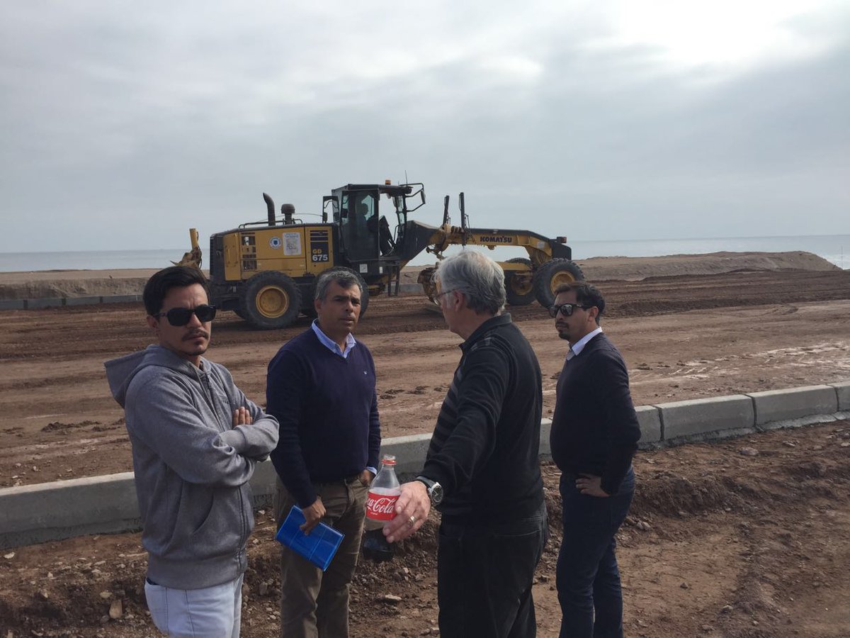 CormudepiChile's tweet photo. Concejal Mauricio Soria junto al Director Giorgio Raineri constatando avance de obras para Copa Davis #Iquique 2016 https://t.co/2kdnwdwluA