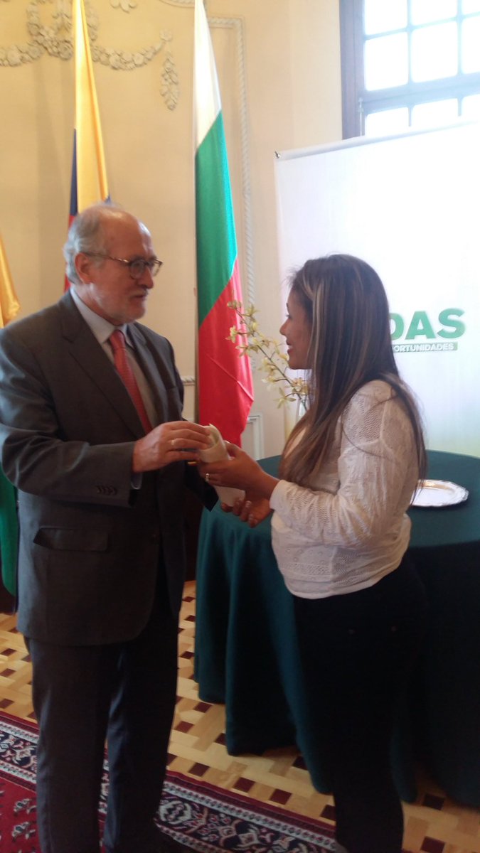 confacaldas's tweet photo. Gobernador de Caldas @GuidoEcheverri entrega Escudo de Caldas a #MujerConfa #MujerCafam por su labor social https://t.co/yBq0Ao4rKr
