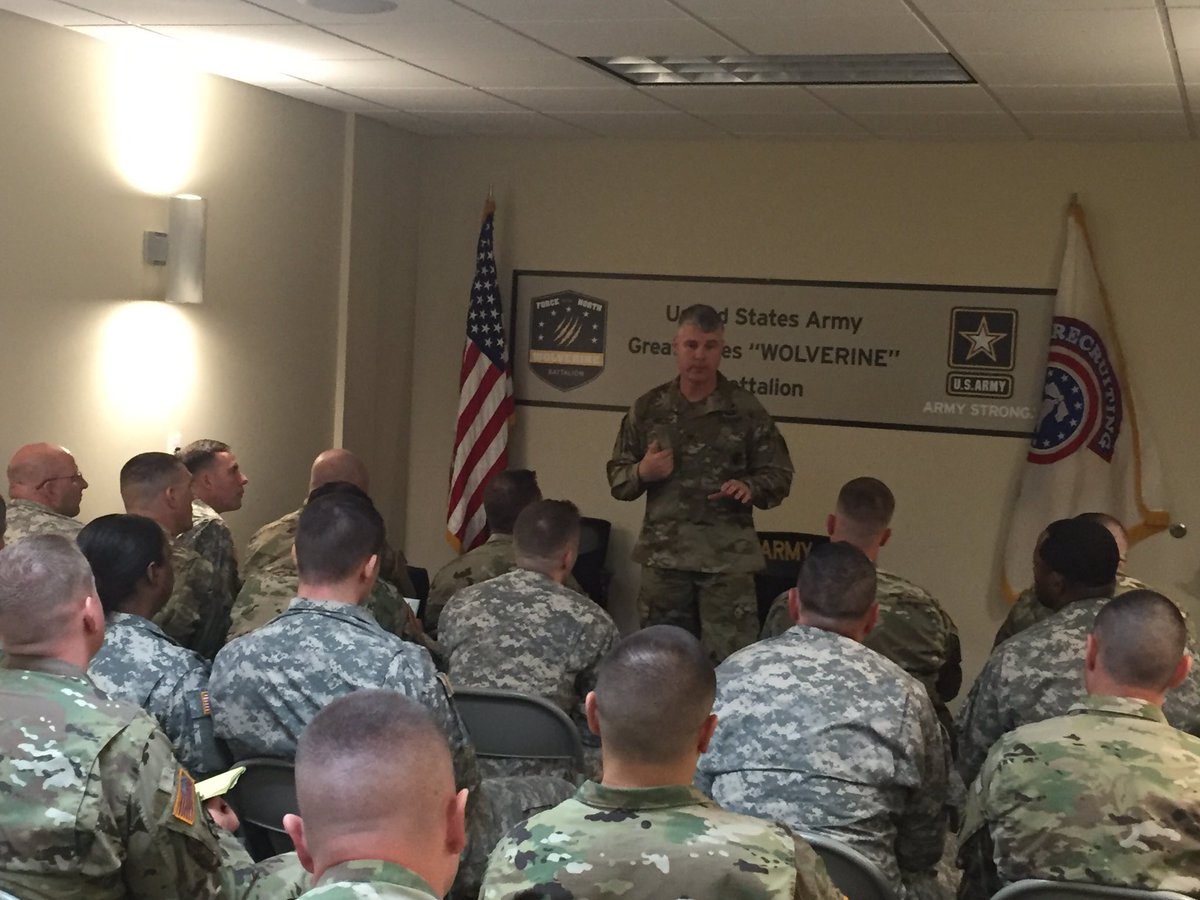 Wolverine_CSM's tweet image. COL Hertel talking with the Great Lakes Center Leaders!! #commandersintent