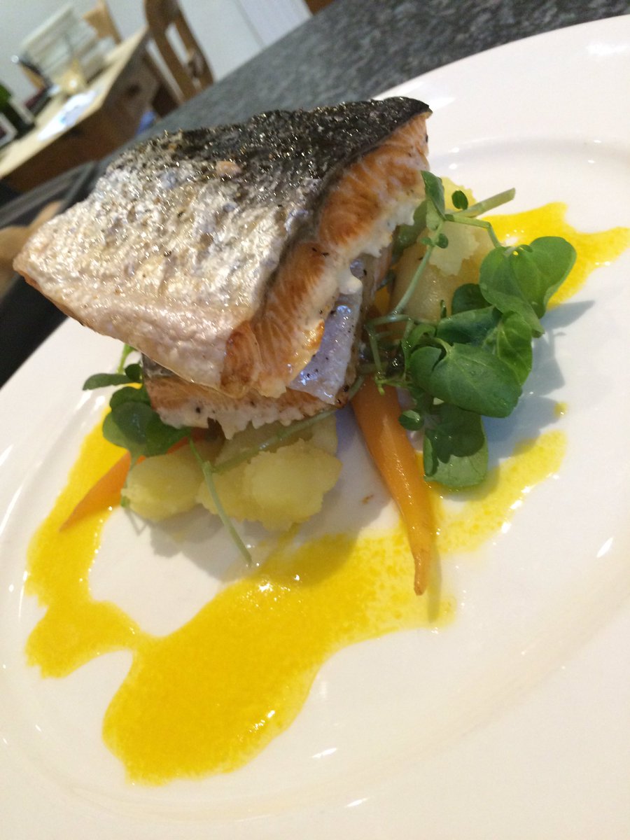 ian_wright1's tweet photo. HSMS Dinner @EBCollegeLife @JMateides @cpearce_chris @ChrisHamper3 @DamianBlake4 @HolroydHowe @DavidjohnMullis https://t.co/DLIVEaxFsF