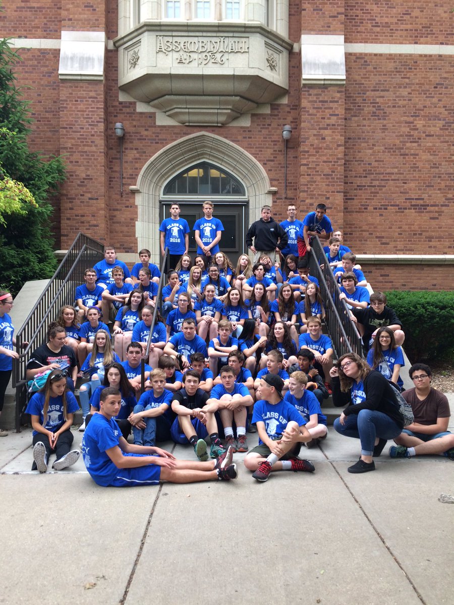 KimTeach8's tweet photo. @EbingerSchool Congrats Graduates!! #classif2016 https://t.co/eV7n1iRoMR
