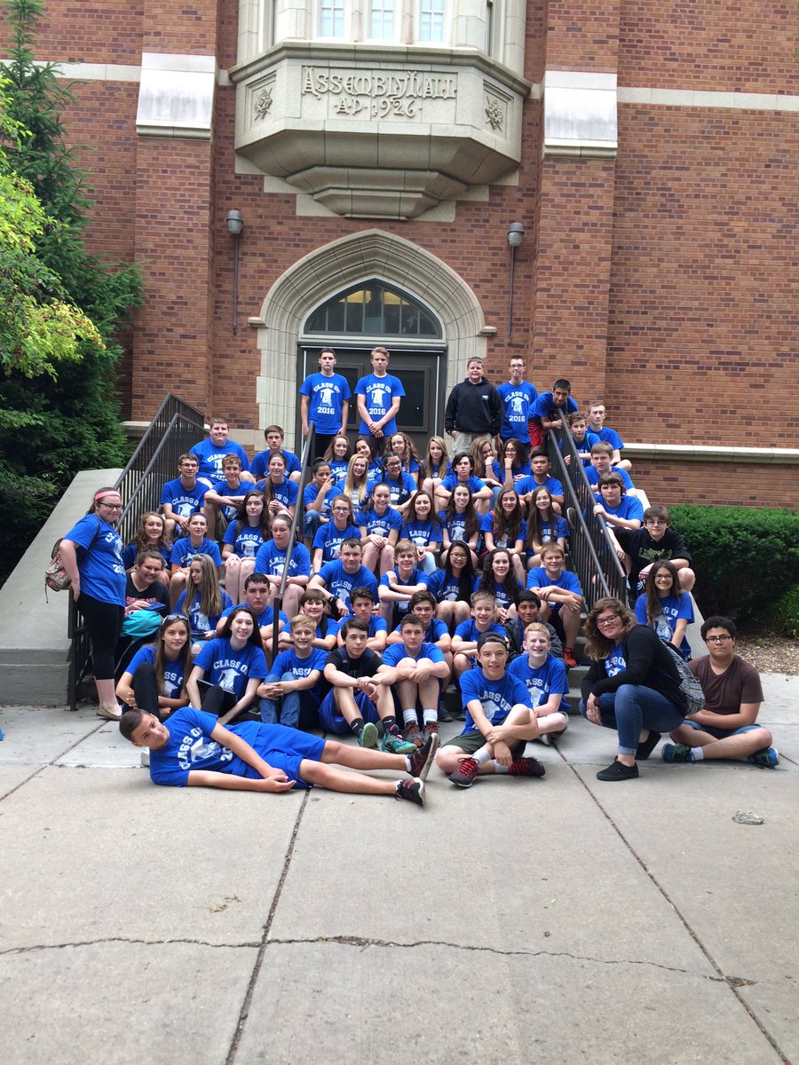 KimTeach8's tweet photo. @EbingerSchool Congrats Graduates!! #classif2016 https://t.co/eV7n1iRoMR