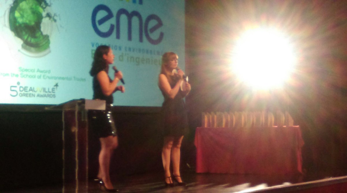 Eleves_EME's tweet photo. @ecole_eme Agnès Coquemont, présidente du BDA pour la remise du prix des étudiants https://t.co/l2mzIcnM72