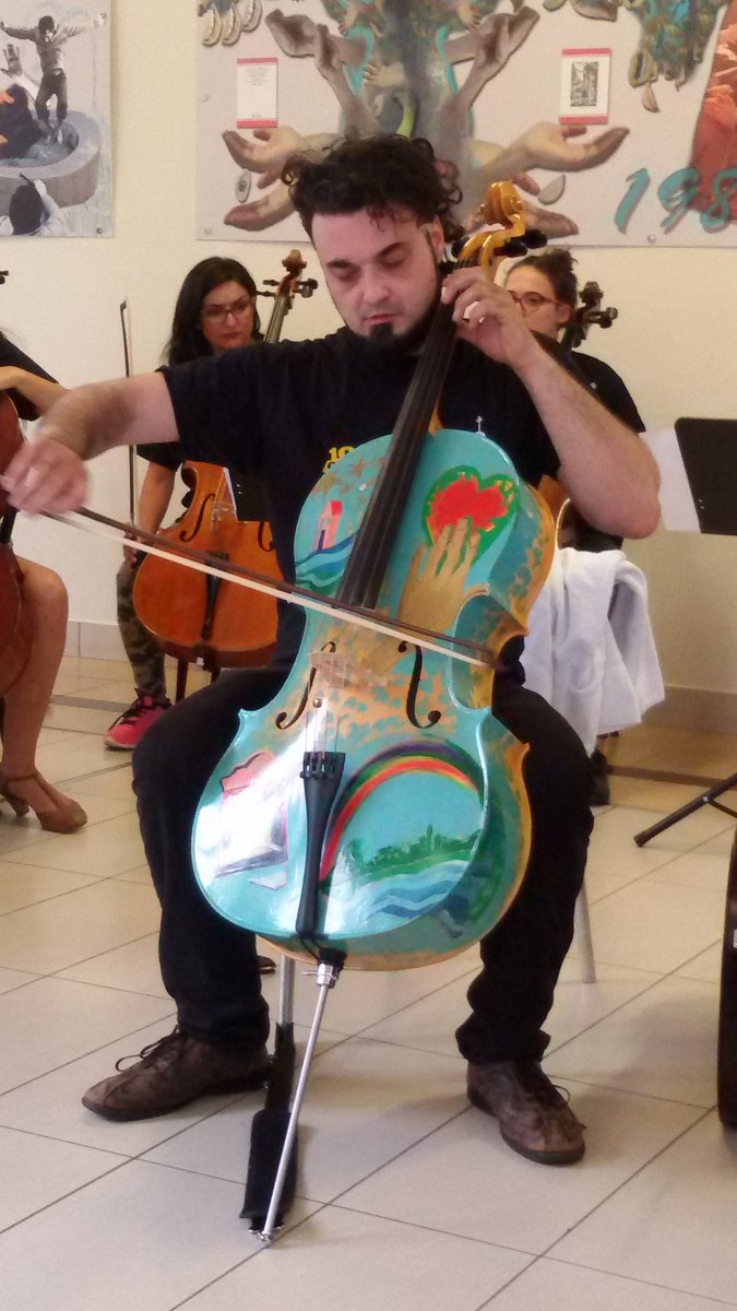DeBellatrix's tweet photo. @antoniode_rosa @ravennafestival @ospedale di Ravenna #EnricoMelozzi #100cellos Una carica di energia positiva!! https://t.co/zqd8Z4K8EO