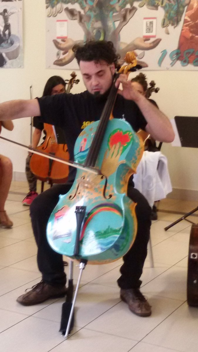 DeBellatrix's tweet photo. @antoniode_rosa @ravennafestival @ospedale di Ravenna #EnricoMelozzi #100cellos Una carica di energia positiva!! https://t.co/zqd8Z4K8EO