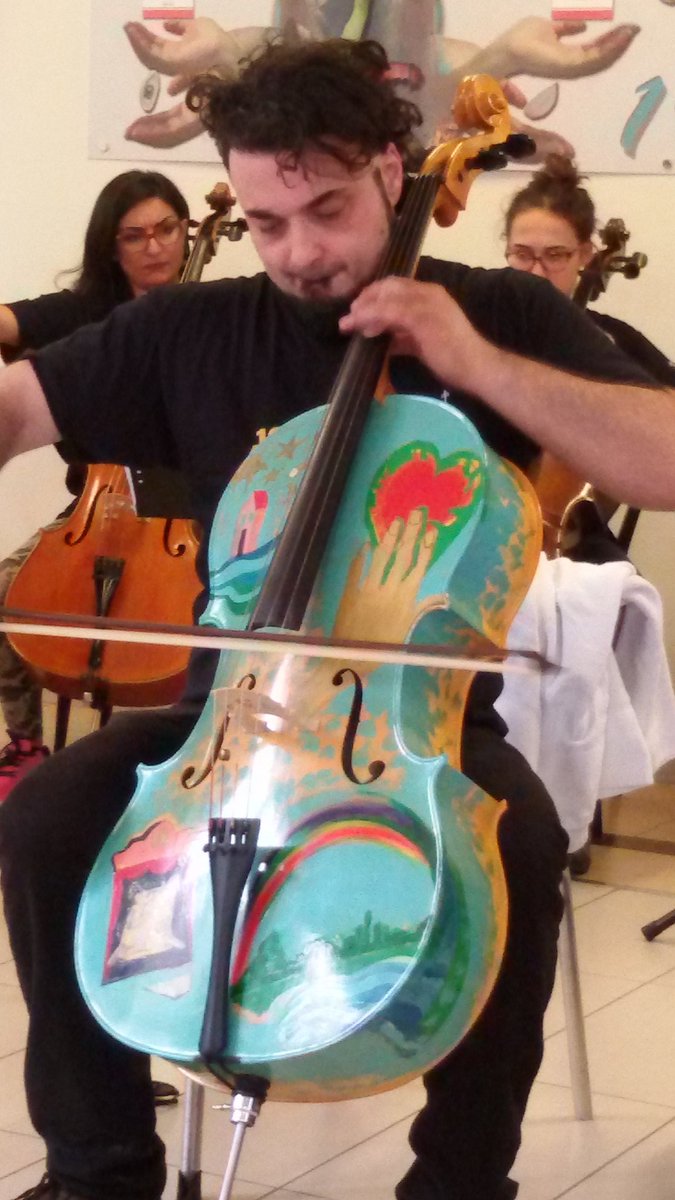 DeBellatrix's tweet photo. @antoniode_rosa @ravennafestival @ospedale di Ravenna #EnricoMelozzi #100cellos Una carica di energia positiva!! https://t.co/zqd8Z4K8EO