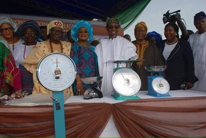 Maybeks's tweet photo. Photo Speak: Aregbesola commissions weighing scale to prevent traders from cheating their customers.

Dear Lord 😟 https://t.co/BsEaw2lBz0