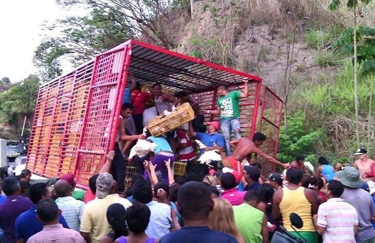 GironDg's tweet photo. Gente dando lo mejor de sí casting de The Walking Dead Venezuela no piensen que son saqueos ni pueblo con hambre https://t.co/W4QoNQNFW7