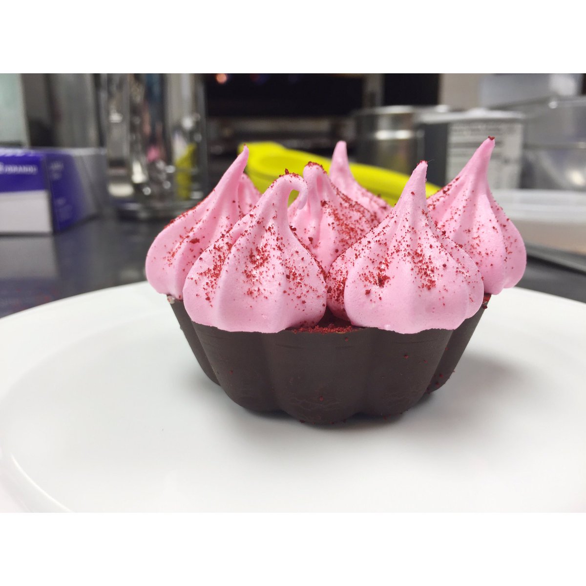 thegamblersue's tweet photo. #cheflife #pastry #chocolate #meringuekisses #chef #foodie #Foodiechats #FoodieFriday https://t.co/0cjKp72KuZ