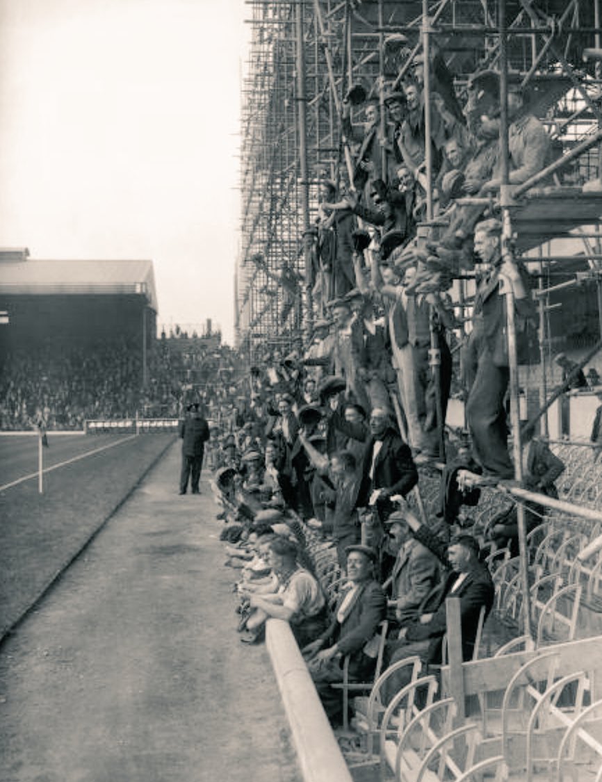Workmen watch a match from the scaffolding at Highbury back in 1936

#afc #Arsenal #Stadiums