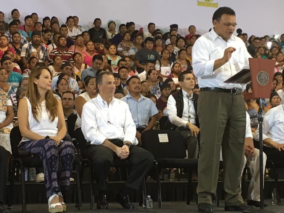 JL_NoveloA's tweet photo. Gracias a nuestra Coordinadora Nacional @paula_hdz por apadrinar con el Presidente @EPN a 10 mil educandos del PEC. https://t.co/XBe3NBTgpc