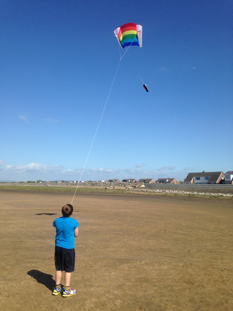 eka1679's tweet photo. Here's hoping we get another sunny weekend #kite #beach #coast #sky #blue #summer #familytime #simplepleasure #sea https://t.co/xwf9rQcpiX
