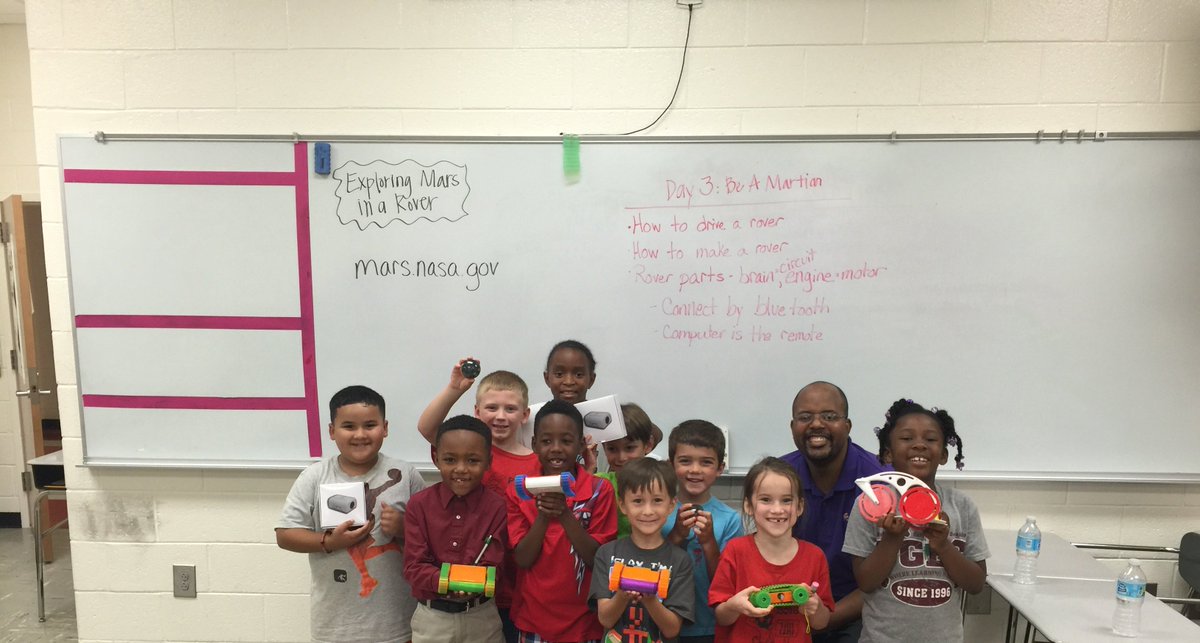 MantisEDU's tweet image. Students crowded around the @dremel amazed with #3dprinting the coolest robots. #STEMBot #Rover