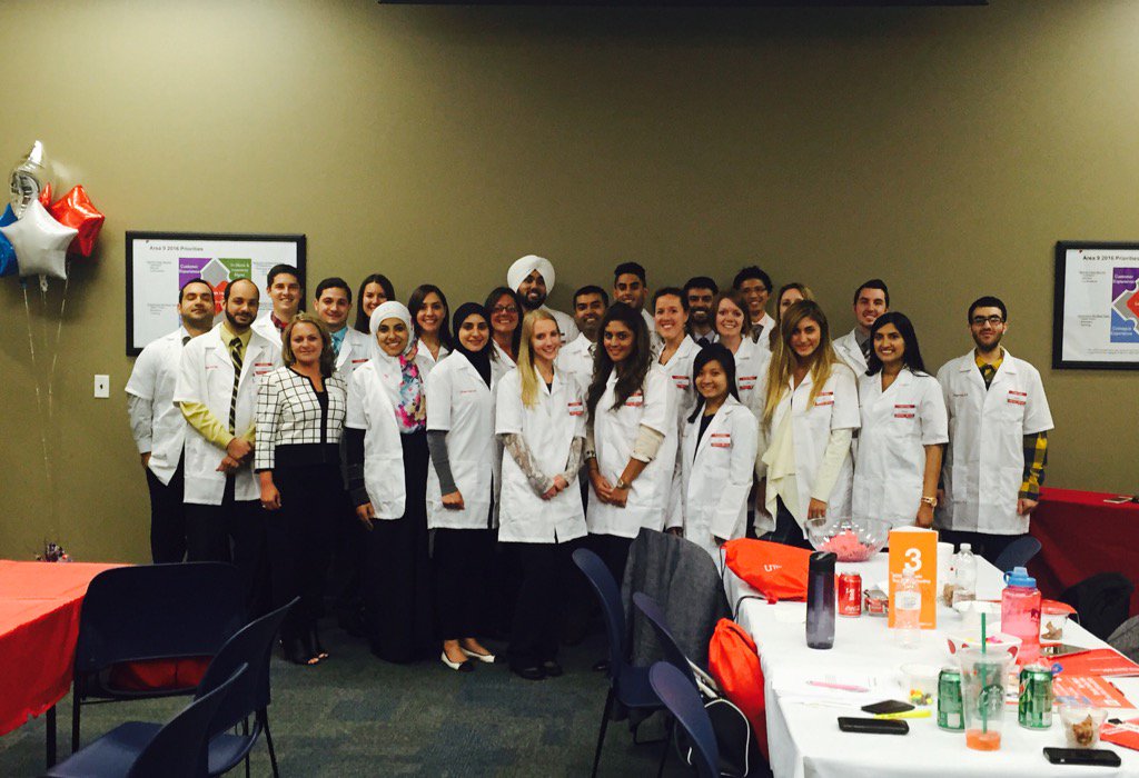 CVS_Stephanie's tweet photo. Congrats #r42grads on receiving your white coats!!! #pride9 👏🏽👏🏽 https://t.co/mQ25ZSYTG9