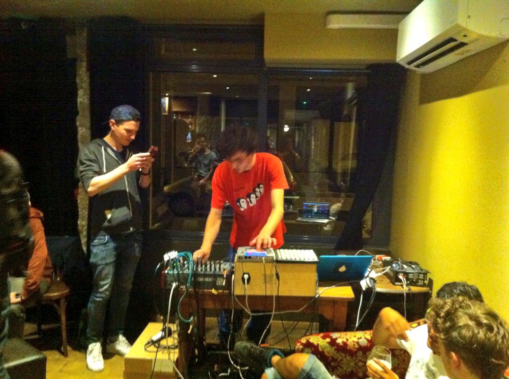 L_Affect's tweet image. Submarine FM live au Café du Rhône ce soir ! Et on n'oublie pas la Grand messe #2 au @ToiToiLeZinc samedi 18 juin !