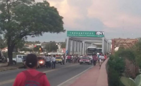 Mboe55's tweet photo. Maestros y padres d familia refuerzan barricadas en el istmo d llegada d fuerzas federales  https://t.co/ehGhuzx0Ua https://t.co/VZbA250ZZD