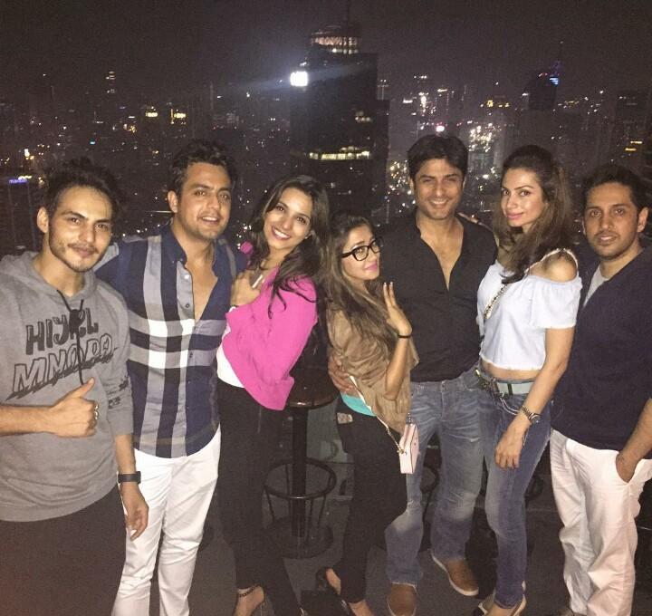 Shinjoayu's tweet photo. 4 hari yang lalu @ravibhatia333 bersama para pemain #uttaran hang out di #Cloud 9 @altitude, the plaza https://t.co/tvgD8UGC2c