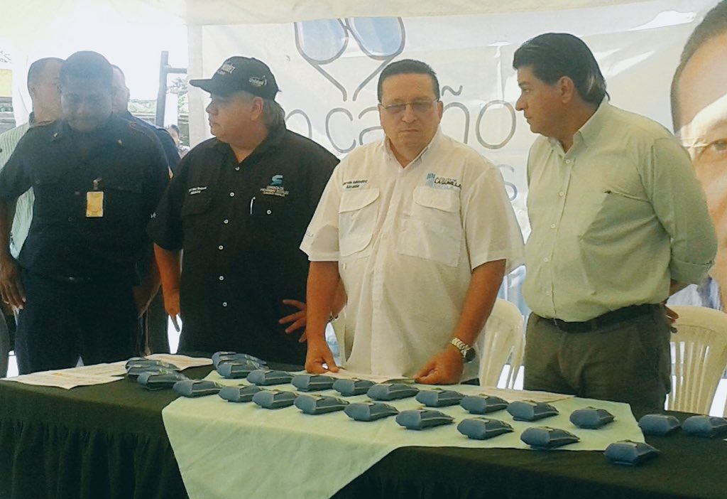 Alc <a href="/MERVINMENDEZQ/">Mervin Méndez</a> entregó 141 lentes en Barrio Vzla con el Programa Un Cariño para tus Ojos ow.ly/PbAX301lcLT