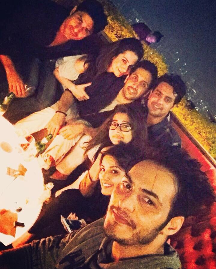 Shinjoayu's tweet photo. 4 hari yang lalu @ravibhatia333 bersama para pemain #uttaran hang out di #Cloud 9 @altitude, the plaza https://t.co/tvgD8UGC2c